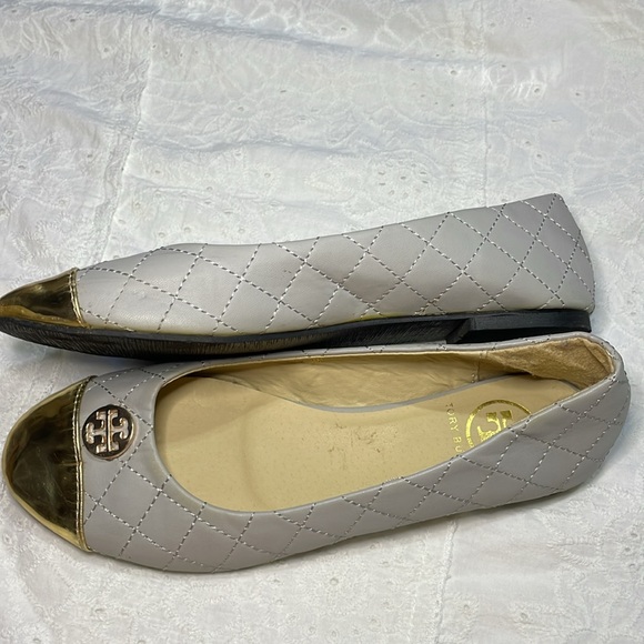 HP!! Tory Burch Gray & Gold Ballet Flats with Logo Medallion - Picture 5 of 12